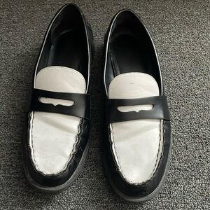 Women loafer black and white
